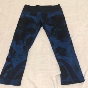 Lululemon blue floral crops size 6